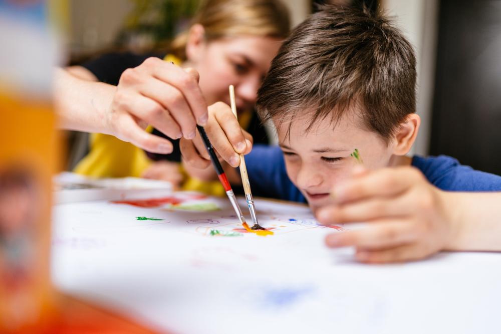 enfant autiste qui fait de la peinture